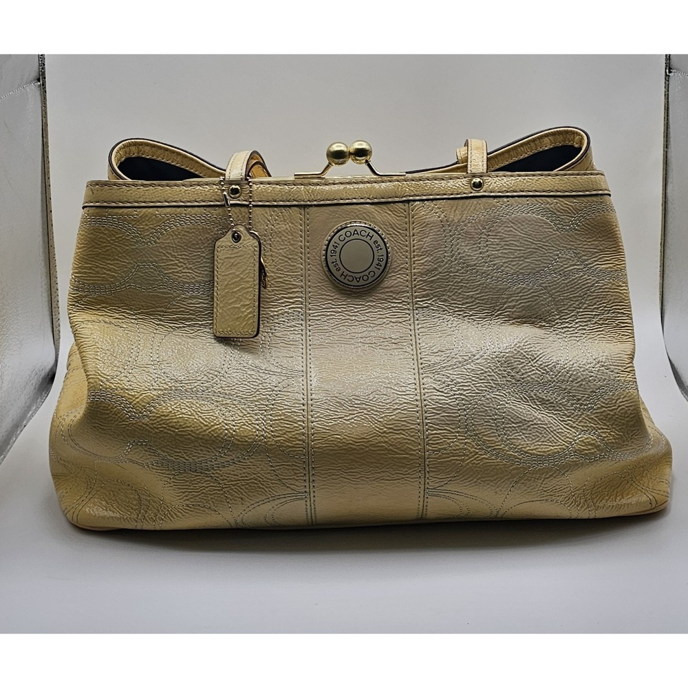 COACH SIGNATURE LIGHT YELLOW PATENT LEATHER KISSLOCK CARRYALL HANDBAG F19215